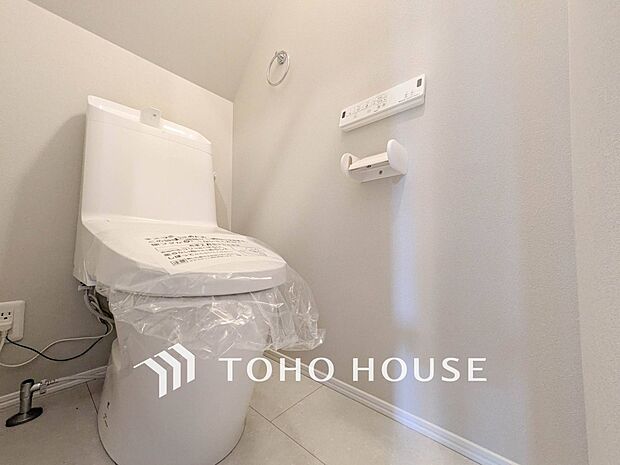 トイレはシンプルにホワイトで統一した温水洗浄付です。