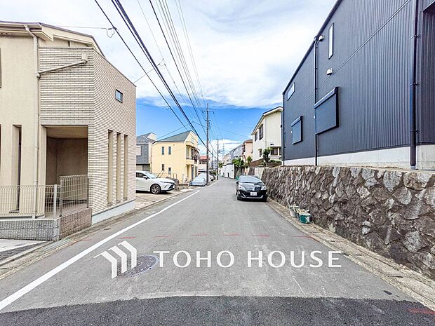 前面道路含む現地写真『快適』は「家」と「街」と「環境」が調和した時に訪れるだと改めて感じさせてくれます。