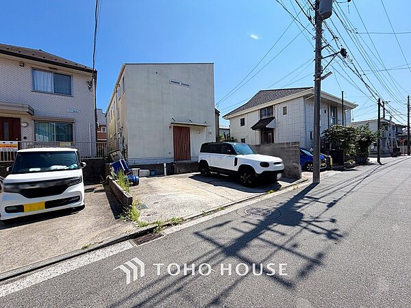 爽やかな青空の下に贅沢なほどに降り注ぐ陽光、豊かな居住性と、クオリティが見事に調和した住空間。