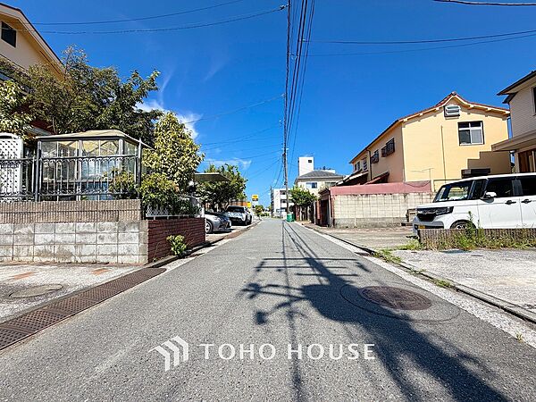 前面道路含む現地写真『快適』は「家」と「街」と「環境」が調和した時に訪れるだと改めて感じさせてくれます。