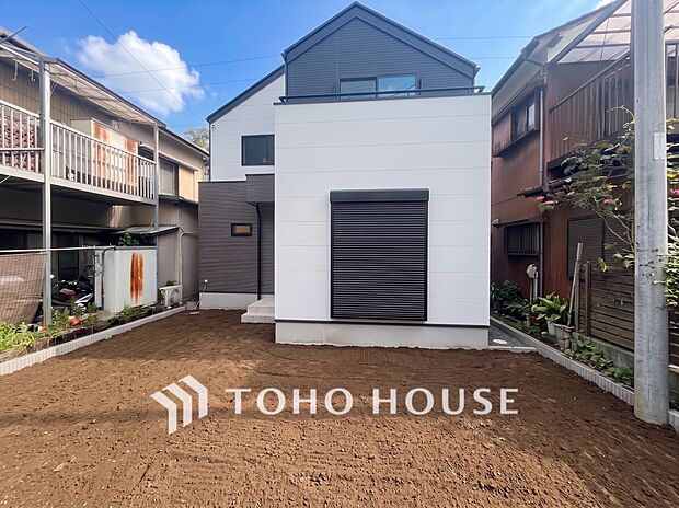 住む人を映し出す洗練された佇まいは、いつまでも輝き続けながらいつしか街の風景に溶け込んでいきます。