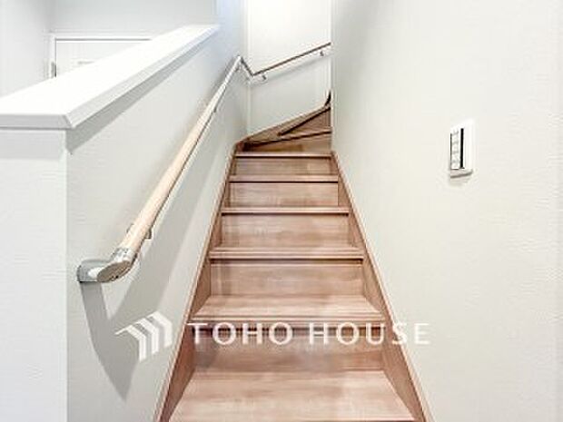 パブリックゾーンとプライベートゾーン繋ぐ階段。豊かな陽光が注ぎ込み、爽やかな住空間を演出。