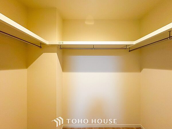 衣類だけでなく大きな荷物も収納でき、お部屋がすっきりします。