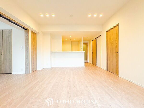 光と風があふれる開放的なリビングダイニングには自然と家族みんなが集まってきます。