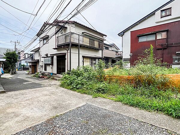前面道路含む現地写真『快適』は「家」と「街」と「環境」が調和した時に訪れるだと改めて感じさせてくれます。