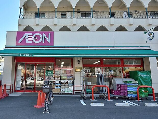朝早くから夜遅くまで営業しているイオン系列の小型スーパー。食品、雑貨等、生活に必要なものをコンパクトに手に入れることができます。