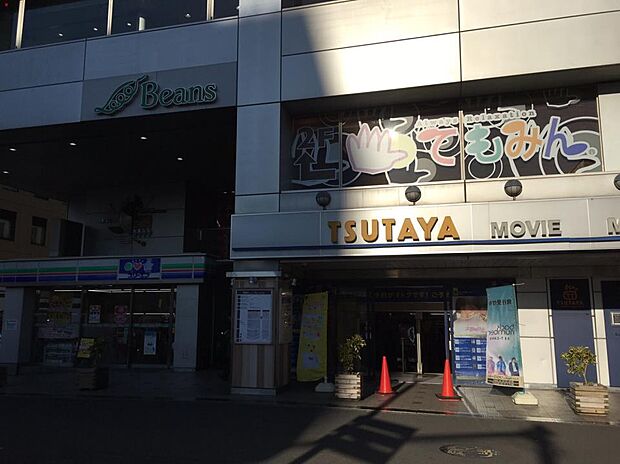 駅に直結したショッピングセンター。コンビニや飲食店、クリニックも入っています。