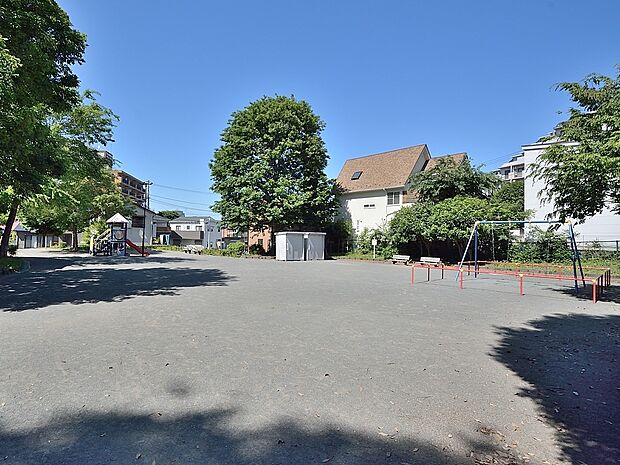 住宅街にある静かな公園。砂場やブランコ、滑り台で小さなおこさまも遊べます。