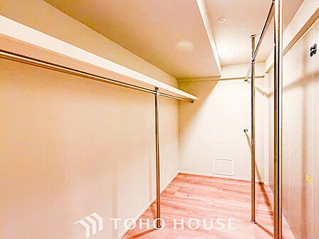衣類だけでなく大きな荷物も収納でき、お部屋がすっきりします。