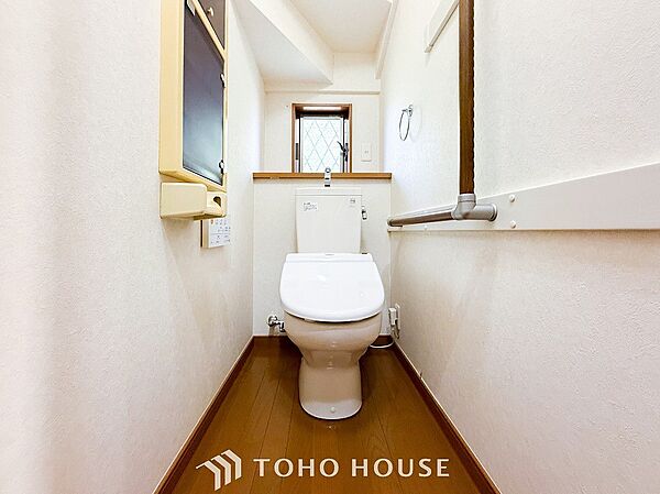 換気と明るさに配慮した清潔感溢れるトイレ。落ち着いた空間で安らぎのひとときをお過ごしいただけます。