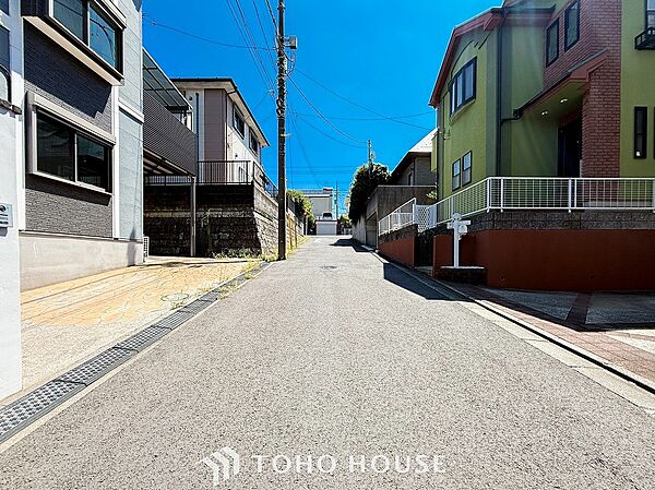 前面道路含む現地写真『快適』は「家」と「街」と「環境」が調和した時に訪れるだと改めて感じさせてくれます。