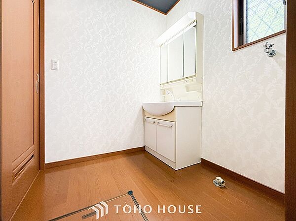 小窓が設置され、湿気がこもりやすい室内の換気・採光に配慮されています。