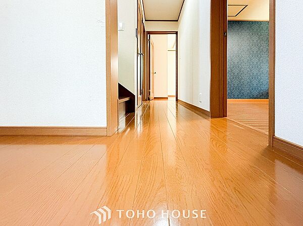 上質感漂う廊下。居住者の帰り、訪れる方を優しく迎える・安らぎに満ちた生活空間を予感させる。