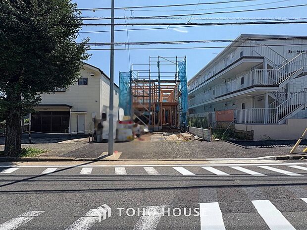 住む人を映し出す洗練された佇まいは、いつまでも輝き続けながらいつしか街の風景に溶け込んでいきます。