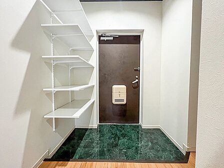 居住者の帰り、訪れる方を優しく迎えてくれる開放感のある玄関。