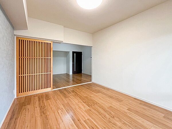 明るく開放的な空間が広がるLDK。室内には豊かな陽光が注ぎ込み、爽やかな住空間を演出。