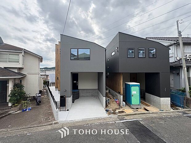 爽やかな青空の下に贅沢なほどに降り注ぐ陽光、豊かな居住性と、クオリティが見事に調和した住空間。