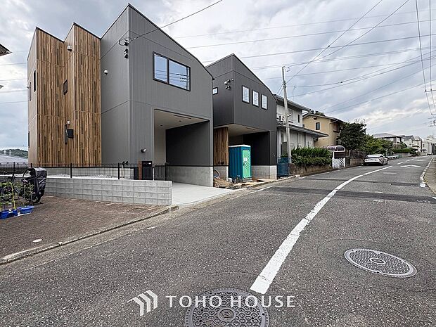 前面道路含む現地写真『快適』は「家」と「街」と「環境」が調和した時に訪れるだと改めて感じさせてくれます。