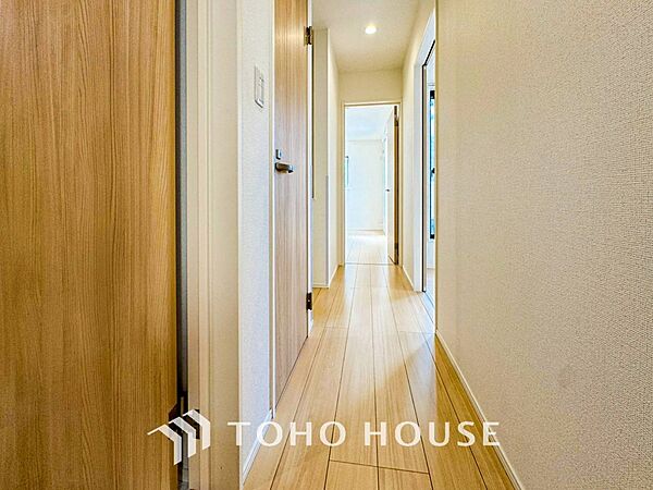 上質感漂う廊下。居住者の帰り、訪れる方を優しく迎え安らぎに満ちた生活空間を予感させます。