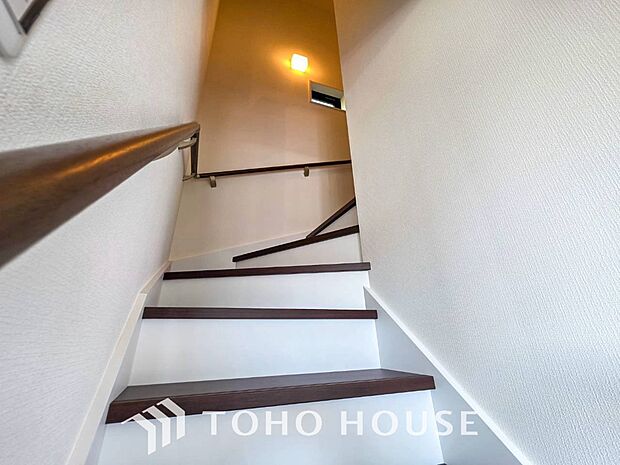 パブリックゾーンとプライベートゾーン繋ぐ階段。豊かな陽光が注ぎ込み、爽やかな住空間を演出。