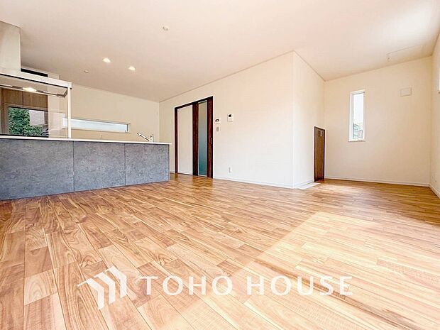 明るく開放的な空間が広がるLDK。室内には豊かな陽光が注ぎ込み、爽やかな住空間を演出。