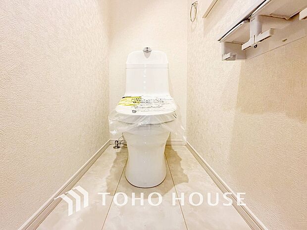 トイレはシンプルにホワイトで統一した温水洗浄付です。