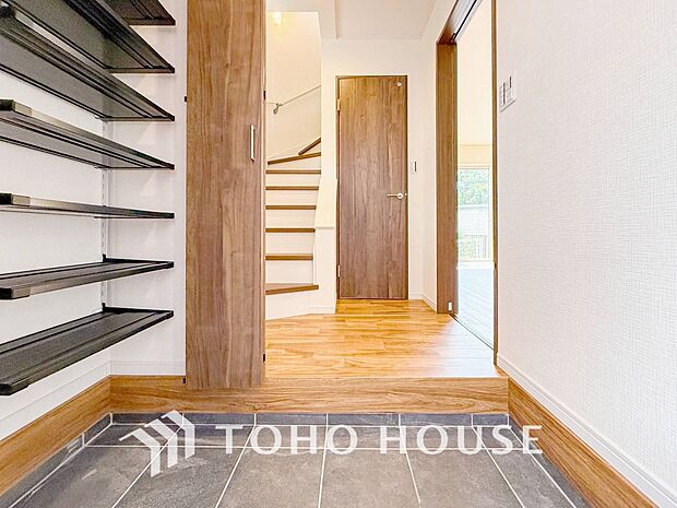上質感漂う廊下。居住者の帰り、訪れる方を優しく迎え安らぎに満ちた生活空間を予感させます。