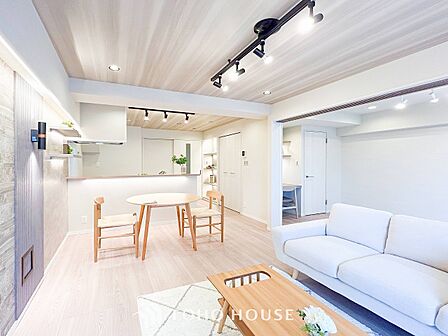 やわらかな陽射しがふりそそぎ、室内に開放感と爽快感をもたらします。