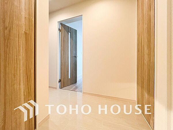上質感漂う廊下。居住者の帰り、訪れる方を優しく迎える・安らぎに満ちた生活空間を予感させる。