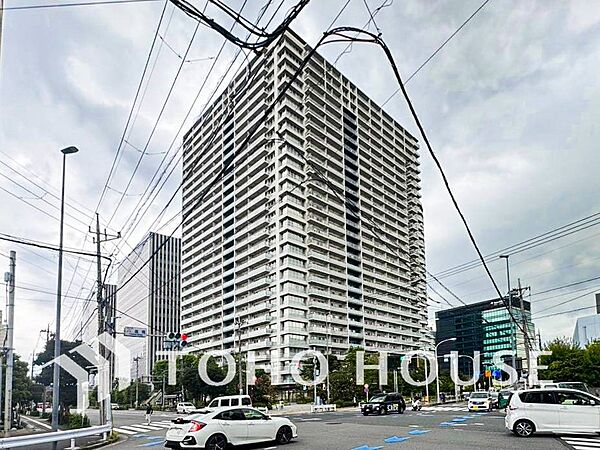 重厚感と統一感のある街並みを演出する外観デザイン。