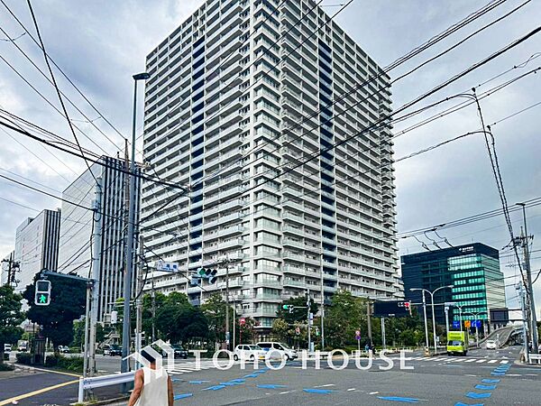 前面道路含む現地写真『快適』は「家」と「街」と「環境」が調和した時に訪れるだと改めて感じさせてくれます。