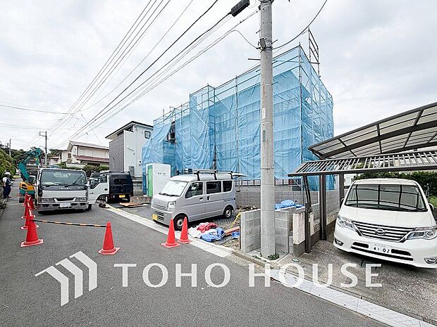 前面道路含む現地写真『快適』は「家」と「街」と「環境」が調和した時に訪れるだと改めて感じさせてくれます。