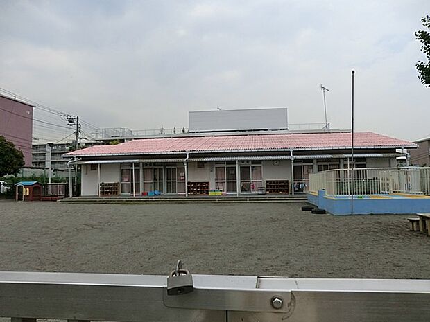 保育園の横には野七里ケアプラザがあるとともに、園庭も歩道に囲まれているので、地域の方々が声をかけてくれるなど地域に根付いたアットホームな保育園です。