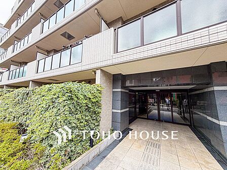 住まう誇らしさと安心感を演出する落ち着いた雰囲気のエントランス。