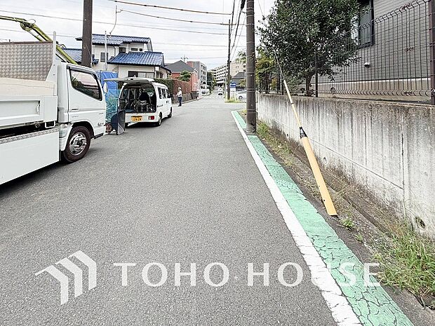 前面道路含む現地写真『快適』は「家」と「街」と「環境」が調和した時に訪れるだと改めて感じさせてくれます。