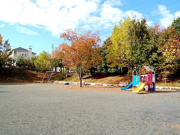 閑静な住宅街の中にある公園。滑り台・ブランコをはじめお砂場も有り、小さなお子様の遊び場におすすめです。