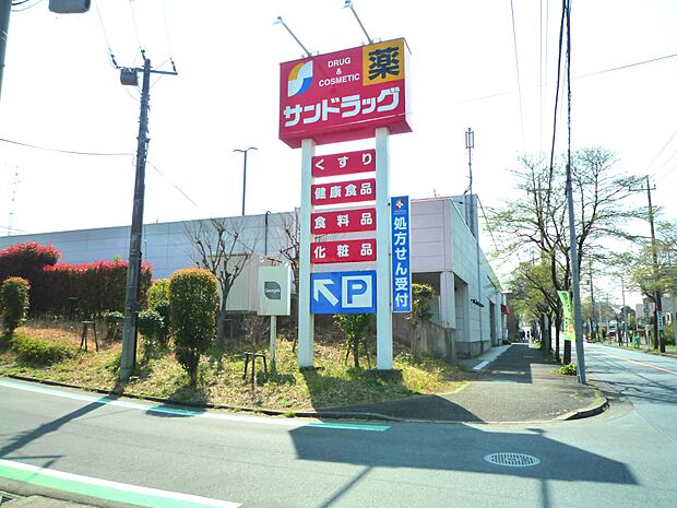 お薬や日用品はもちろん、食料品・お酒などをお手ごろ価格で取り揃える頼もしいお店です。