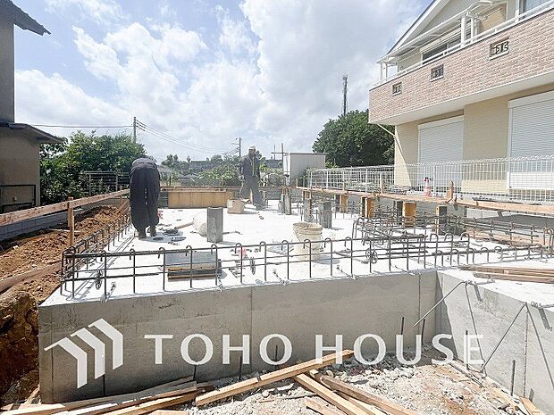 閑静な住宅街の一角、ひと時のくつろぎが生まれ、ゆっくりと愛着が育まれていきます。