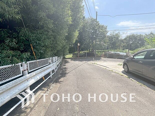 前面道路含む現地写真『快適』は「家」と「街」と「環境」が調和した時に訪れるだと改めて感じさせてくれます。