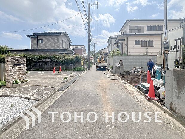 前面道路含む現地写真『快適』は「家」と「街」と「環境」が調和した時に訪れるだと改めて感じさせてくれます。