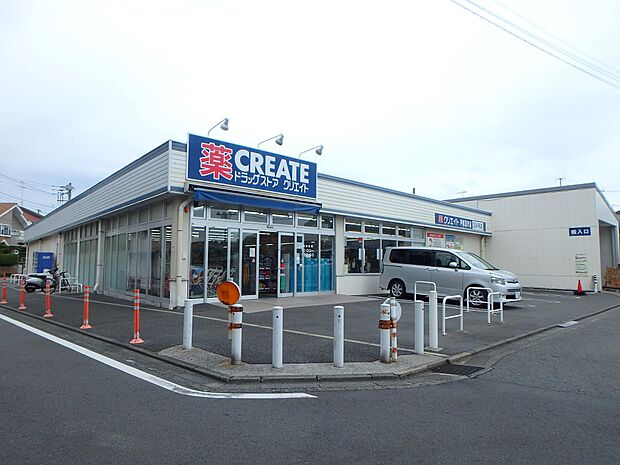 お薬や日用品はもちろん冷蔵食品・酒などをお手ごろ価格で取り揃える頼もしいお店。車で行けるのも嬉しい。