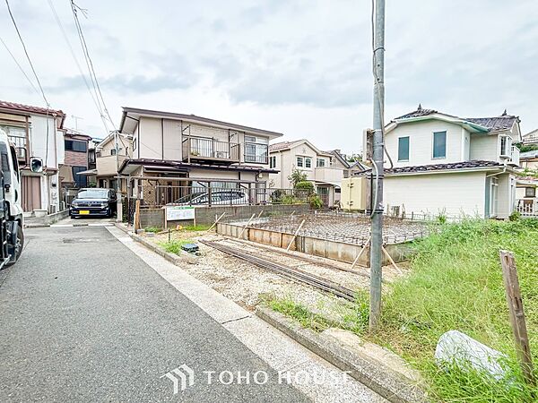 前面道路含む現地写真『快適』は「家」と「街」と「環境」が調和した時に訪れるだと改めて感じさせてくれます。