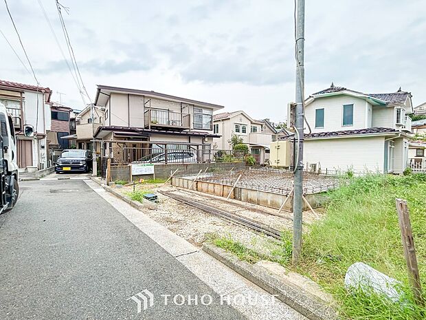 前面道路含む現地写真『快適』は「家」と「街」と「環境」が調和した時に訪れるだと改めて感じさせてくれます。
