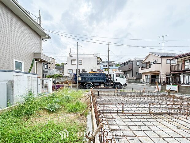 閑静な住宅街の陽当りに恵まれた土地。たくさんの想いが美しいカタチに彩られます。