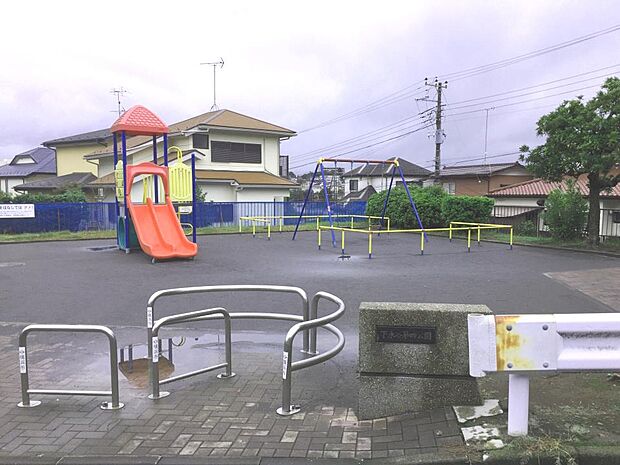 閑静な住宅街の中にある公園。子供達が安心して遊べる広い広場と小さなお子様にも利用できる遊具があります
