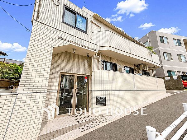 爽やかな青空の下に贅沢なほどに降り注ぐ陽光、豊かな居住性と、クオリティが見事に調和した住空間。