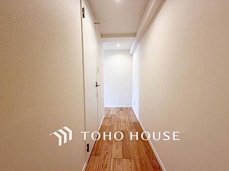 上質感漂う廊下。居住者の帰り、訪れる方を優しく迎える・安らぎに満ちた生活空間を予感させる。