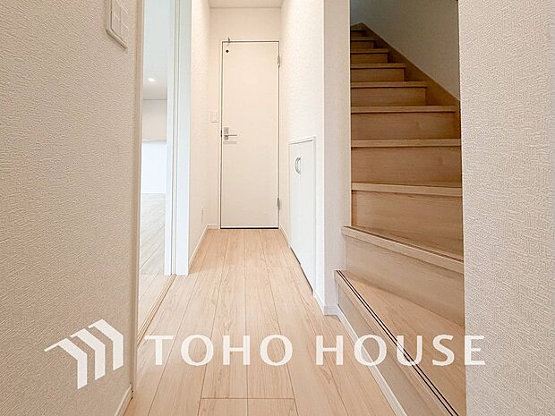 上質感漂う廊下。居住者の帰り、訪れる方を優しく迎える・安らぎに満ちた生活空間を予感させる。