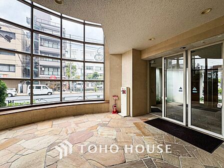 光あふれる開放感あるロビーは上質で洗練された空間。