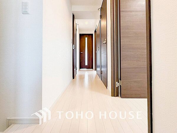 上質感漂う廊下。居住者の帰り、訪れる方を優しく迎え安らぎに満ちた生活空間を予感させます。